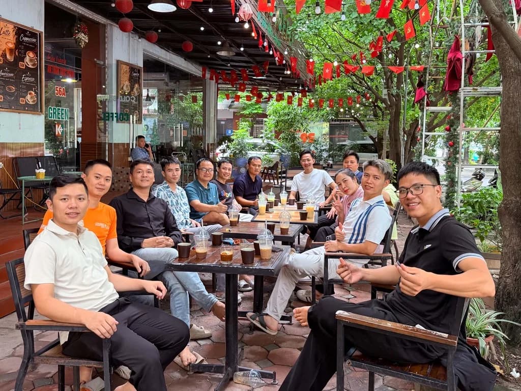 Anh em trong nhóm Owner OS, một buổi offline